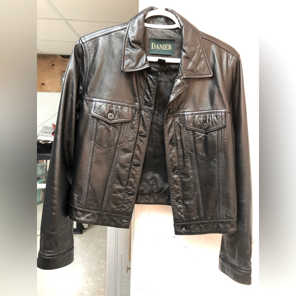 Gorgeous Danier woman light/summer leather jacket